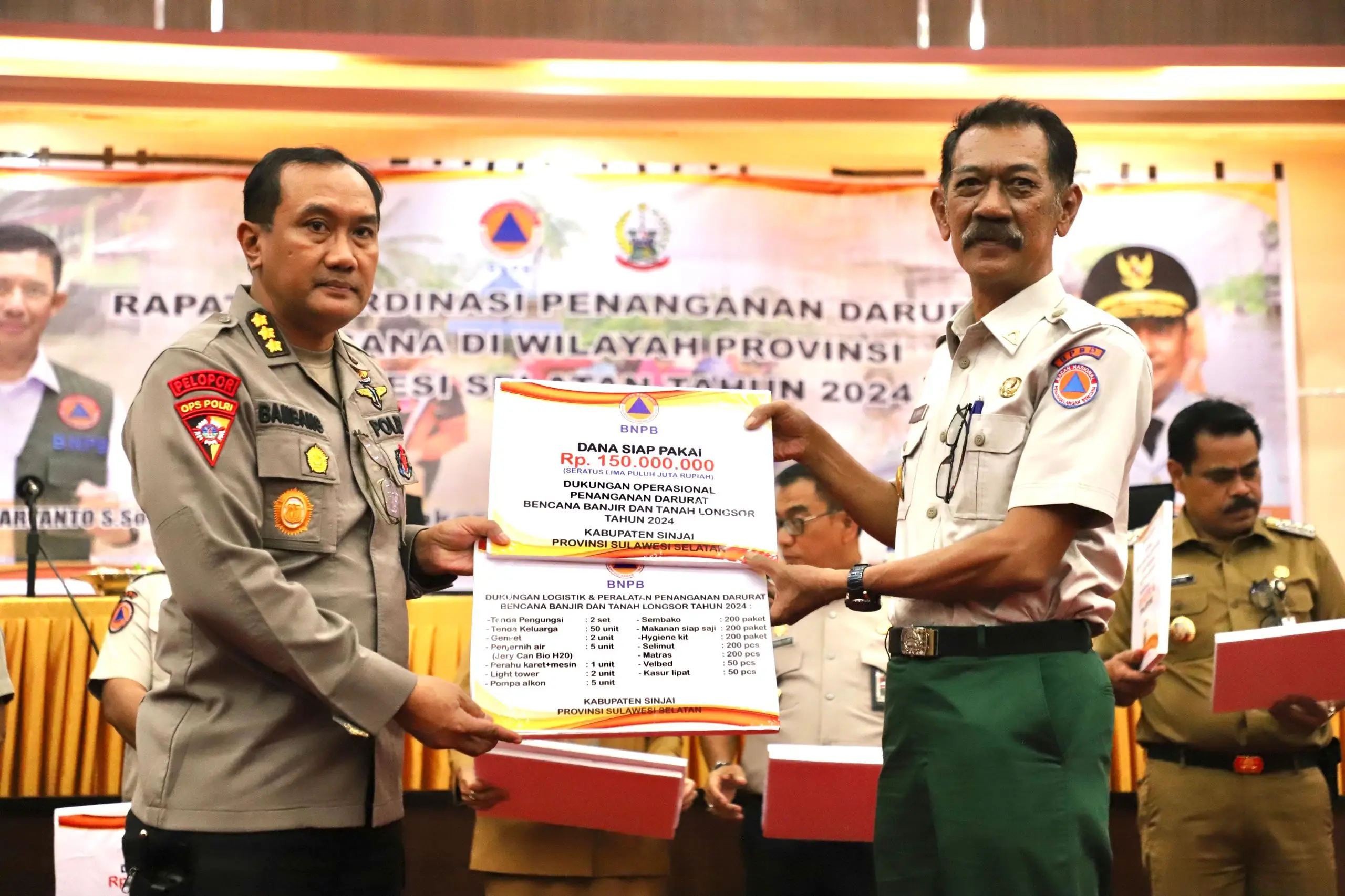 Segenap unsur forkompimda memberikan bantuan secara simbolis kepada pemerintah kabupaten di wilayah Sulawesi Selatan untuk percepatan penanganan banjir dan tanah longsor, Senin (6/5).